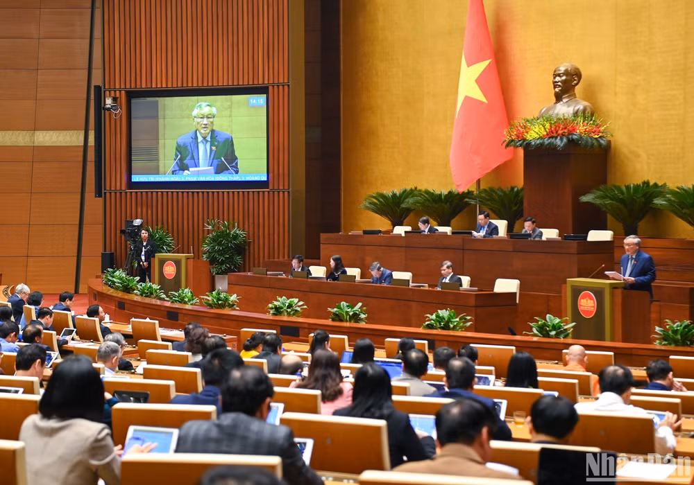 Chánh án Tòa án nhân dân tối cao Nguyễn Hòa Bình báo cáo trước Quốc hội. (Ảnh: DUY LINH)