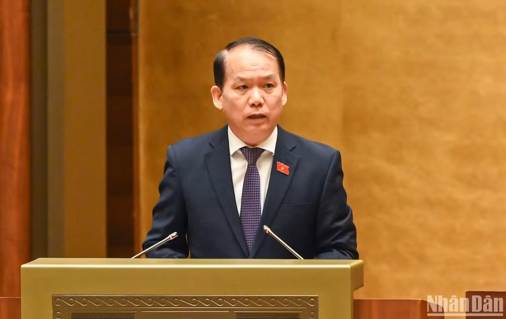 Chủ nhiệm Ủy ban Pháp luật của Quốc hội Hoàng Thanh Tùng báo cáo giải trình, tiếp thu, chỉnh lý dự thảo Nghị quyết về Chương trình xây dựng luật, pháp lệnh năm 2025, điều chỉnh Chương trình xây dựng luật, pháp lệnh năm 2024. (Ảnh: DUY LINH)