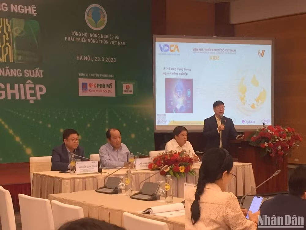 Tiến sĩ Trần Quý, Viện trưởng Viện Phát triển kinh tế số Việt Nam thuyết trình tại hội thảo Ứng dụng trí tuệ nhân tạo trong nâng cao năng suất nông nghiệp mới đây tại Hà Nội. (Ảnh: VĂN TOẢN) Tiến sĩ Trần Quý, Viện trưởng Viện Phát triển kinh tế số Việt Nam thuyết trình tại hội thảo Ứng dụng trí tuệ nhân tạo trong nâng cao năng suất nông nghiệp mới đây tại Hà Nội. (Ảnh: VĂN TOẢN)