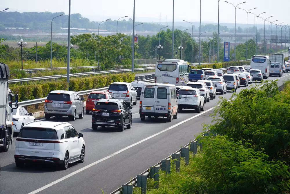Lượng xe trên cao tốc Thành phố Hồ Chí Minh - Long Thành - Dầu Giây tăng cao từ sáng 29/4.