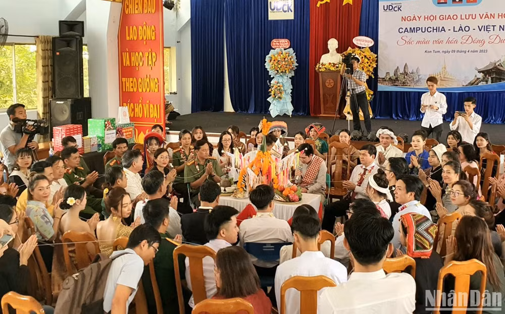 Thực hiện nghi thức cầu phúc cho đại biểu, khách mời. Thực hiện nghi thức cầu phúc cho đại biểu, khách mời.