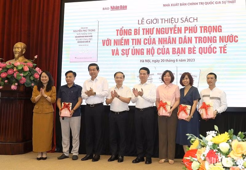 Trao sách tượng trưng tặng đại diện một số cơ quan, địa phương, đơn vị, trường học, thư viện. (Ảnh: THỦY NGUYÊN)