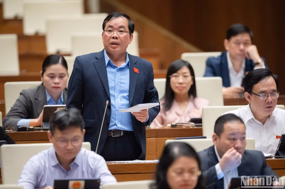 Đại biểu Nguyễn Quang Huân phát biểu ý kiến tại hội trường. (Ảnh: DUY LINH)