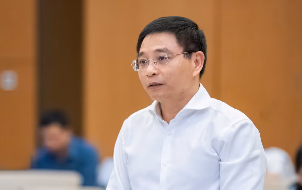 Bộ trưởng Tài chính Nguyễn Văn Thắng trình bày Tờ trình. (Ảnh: DUY LINH)