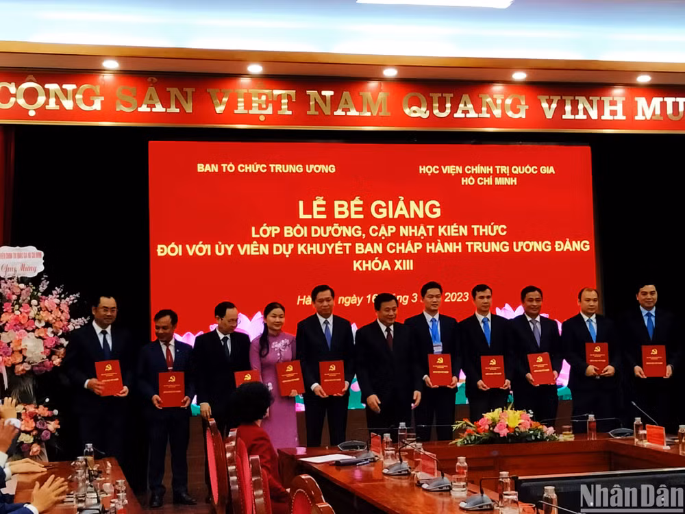 Các đồng chí lãnh đạo Đảng chủ trì buổi lễ, trao Giấy chứng nhận tốt nghiệp cho các học viên của lớp bồi dưỡng. 