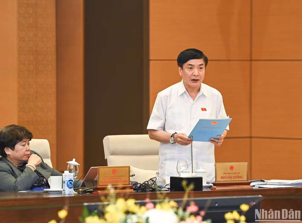 Tổng Thư ký Quốc hội, Chủ nhiệm Văn phòng Quốc hội Bùi Văn Cường báo cáo tại phiên họp. (Ảnh: DUY LINH)