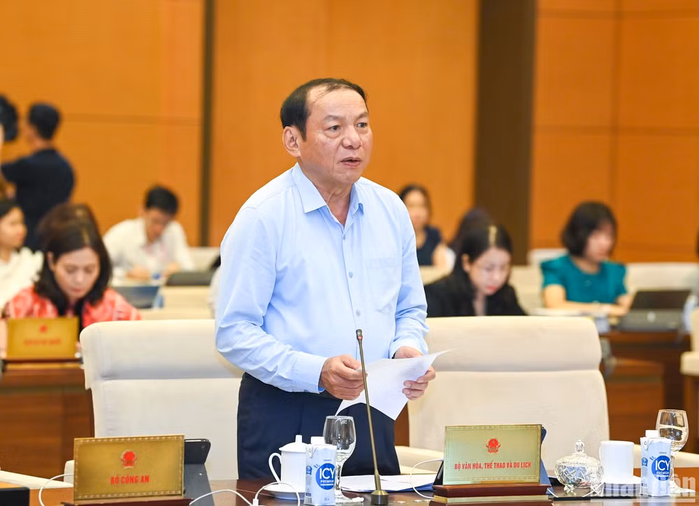 Bộ trưởng Văn hóa, Thể thao và Du lịch Nguyễn Văn Hùng trình bày tờ trình về dự án luật. (Ảnh: DUY LINH)