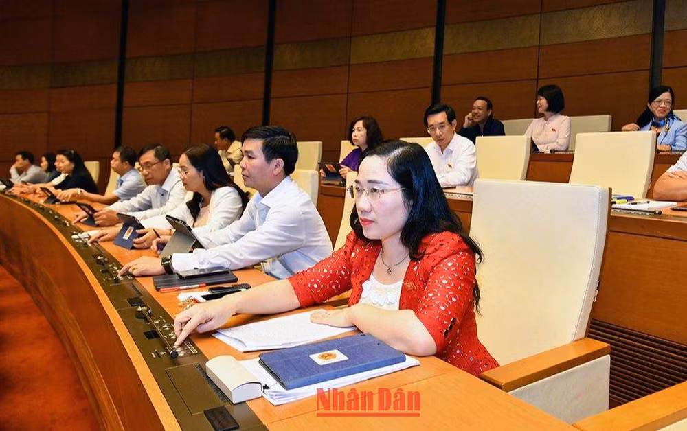 Các đại biểu Quốc hội biểu quyết thông qua Nghị quyết về dự toán ngân sách nhà nước năm 2023 trong phiên họp chiều 11/11. (Ảnh: THỦY NGUYÊN)