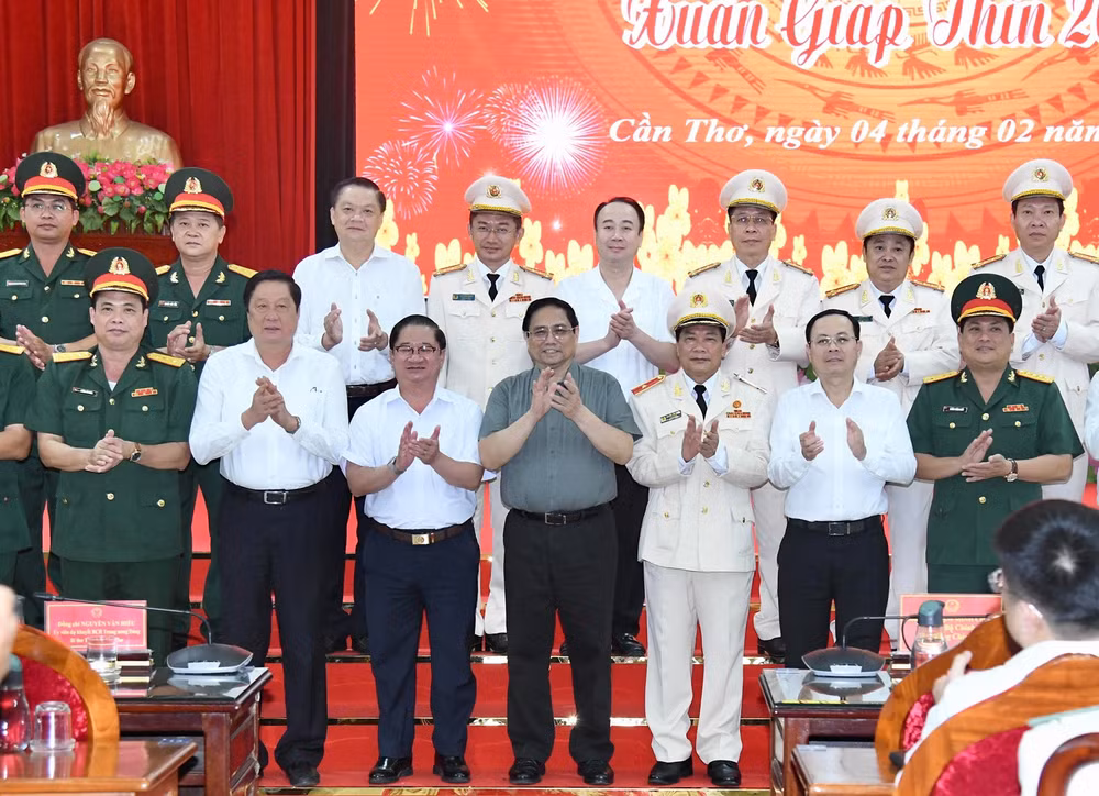 Thủ tướng Phạm Minh Chính chụp ảnh lưu niệm với lãnh đạo Quân đội và Công an thành phố Cần Thơ. 