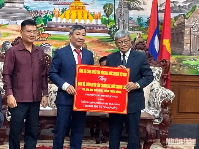 Lãnh đạo tỉnh Đồng Nai trao bảng biểu trưng quà tặng cho lãnh đạo tỉnh Champasak.