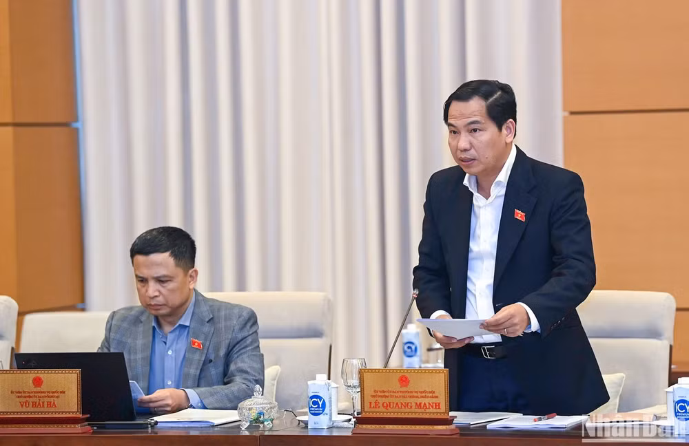 Chủ nhiệm Ủy ban Tài chính - Ngân sách của Quốc hội Lê Quang Mạnh tham gia ý kiến thảo luận. (Ảnh: DUY LINH) Chủ nhiệm Ủy ban Tài chính - Ngân sách của Quốc hội Lê Quang Mạnh tham gia ý kiến thảo luận. (Ảnh: DUY LINH)