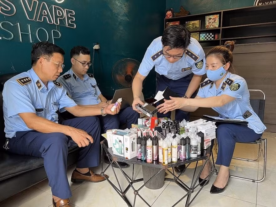 Cơ quan quản lý thị trường xử lý vi phạm mua bán trái phép các loại thuốc lá thế hệ mới. (Ảnh minh họa) Cơ quan quản lý thị trường xử lý vi phạm mua bán trái phép các loại thuốc lá thế hệ mới. (Ảnh minh họa)