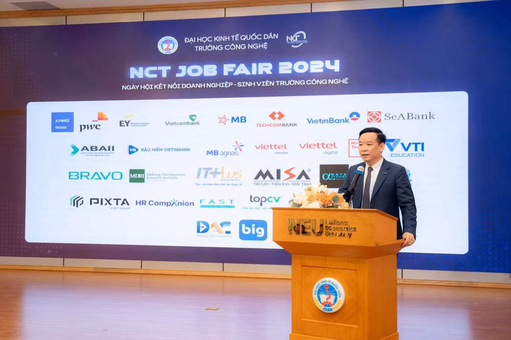PGS,TS Bùi Huy Nhượng, Phó Hiệu trưởng Đại học Kinh tế quốc dân phát biểu tại sự kiện. PGS,TS Bùi Huy Nhượng, Phó Hiệu trưởng Đại học Kinh tế quốc dân phát biểu tại sự kiện.