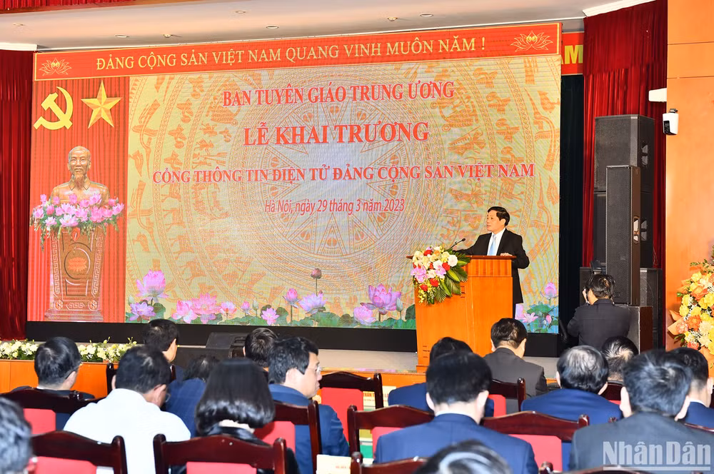Đồng chí Trần Doãn Tiến giới thiệu khái quát về Cổng Thông tin điện tử Đảng Cộng sản Việt Nam. (Ảnh: ĐĂNG KHOA)