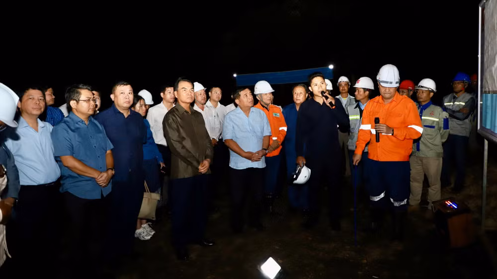 Bộ trưởng Nguyễn Chí Dũng thăm dự án Tổ hợp khai thác mỏ bauxit và chế biến Alumin của Tập đoàn Việt Phương tại huyện Dak Cheung, tỉnh Sekong, cùng đi có Bộ trưởng Kế hoạch và Đầu tư Lào Phet Phomphiphak. (Ảnh: MPI)