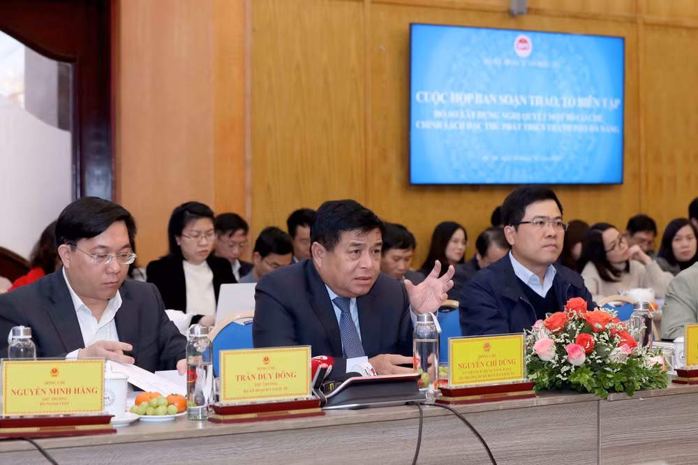 Bộ trưởng Kế hoạch và Đầu tư Nguyễn Chí Dũng gợi mở một số vấn đề tại cuộc họp. Bộ trưởng Kế hoạch và Đầu tư Nguyễn Chí Dũng gợi mở một số vấn đề tại cuộc họp.