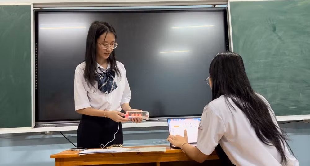 Chiếc đồng hồ được hoàn thiện và trải nghiệm. Chiếc đồng hồ được hoàn thiện và trải nghiệm.