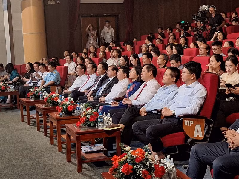 Các đại biểu tham dự chương trình.