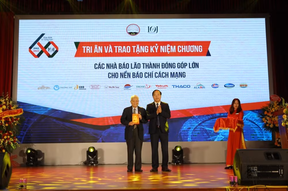 PGS,TS Mai Đức Ngọc, Bí thư Đảng ủy, Chủ tịch Hội đồng Trường, Học Viện Báo chí và Tuyên truyền tặng kỷ niệm chương cho nhà báo lão thành Hà Đăng. PGS,TS Mai Đức Ngọc, Bí thư Đảng ủy, Chủ tịch Hội đồng Trường, Học Viện Báo chí và Tuyên truyền tặng kỷ niệm chương cho nhà báo lão thành Hà Đăng.