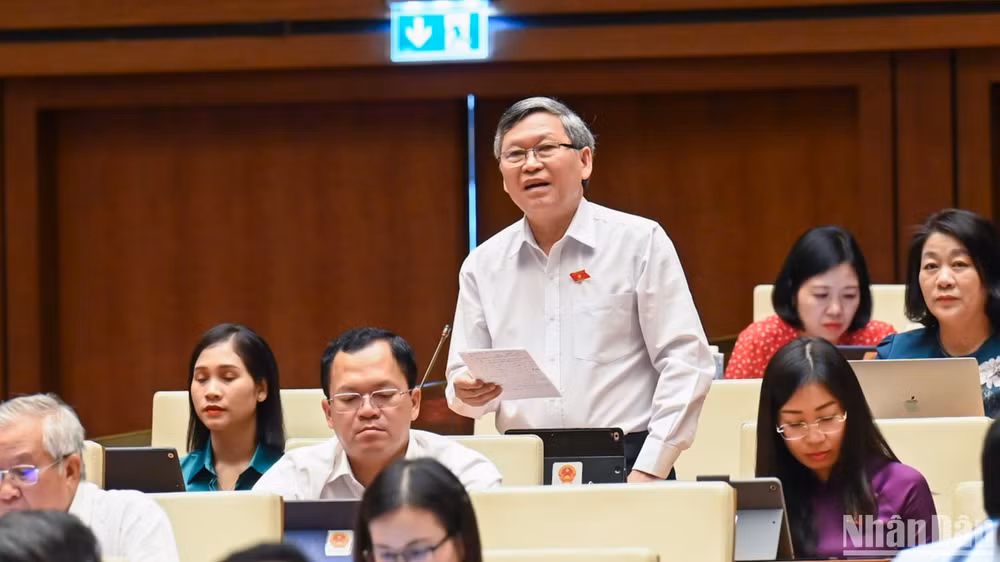 Đại biểu Tô Văn Tám (đoàn Kon Tum) góp ý kiến vào dự thảo Luật Trật tự, an toàn giao thông đường bộ trong phiên thảo luận chiều 22/5. (Ảnh: DUY LINH)