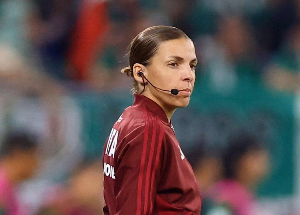 Trọng tài thứ tư Stephanie Frappart làm nhiệm vụ trong trận đấu ở bảng C - World Cup 2022 giữa Ba Lan và Mexico trên SVĐ 974 ở Doha, Qatar. (Ảnh: Reuters)