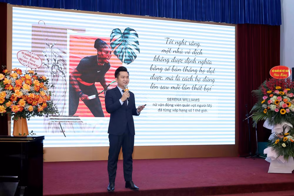 MC Hạnh Phúc trình bày chuyên đề “Vui khỏe, tự tin để vươn lên và tỏa sáng nghị lực sống”.