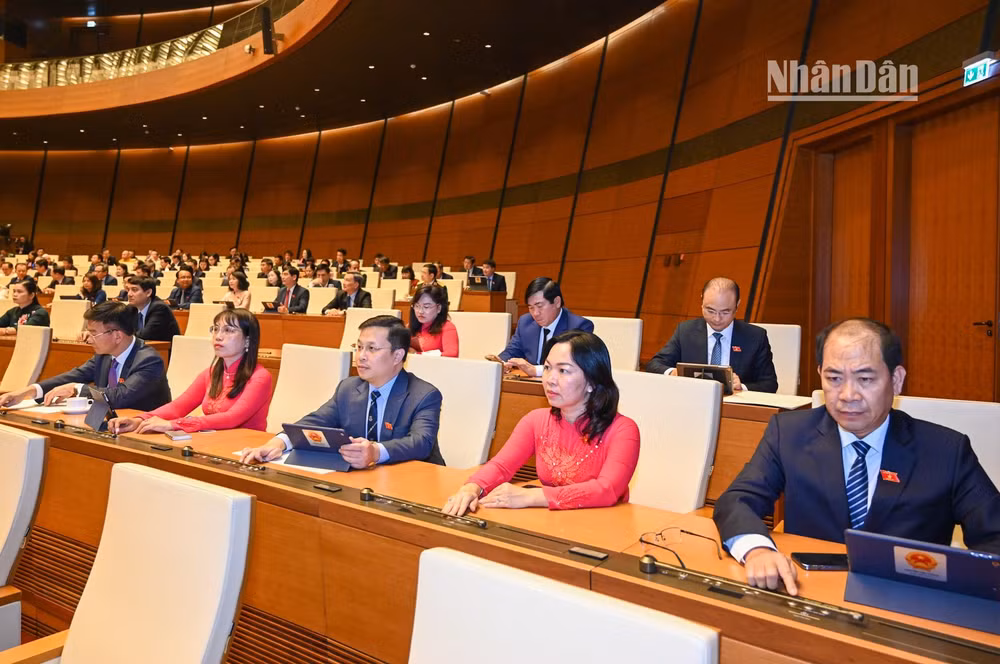 Các đại biểu Quốc hội bấm nút biểu quyết thông qua Nghị quyết về Quy hoạch tổng thể quốc gia thời kỳ 2021-2030, tầm nhìn đến năm 2050. (Ảnh: DUY LINH)