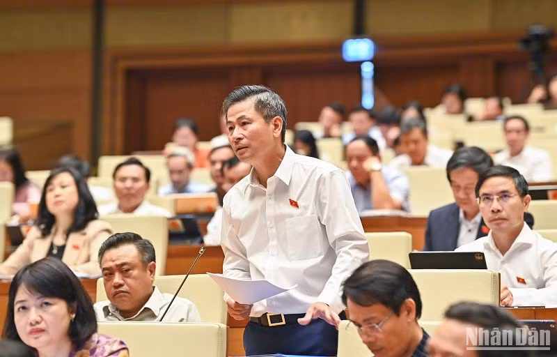Đại biểu Nguyễn Phi Thường (đoàn Hà Nội) góp ý kiến về phát triển đô thị theo định hướng giao thông công cộng (TOD). (Ảnh: DUY LINH)