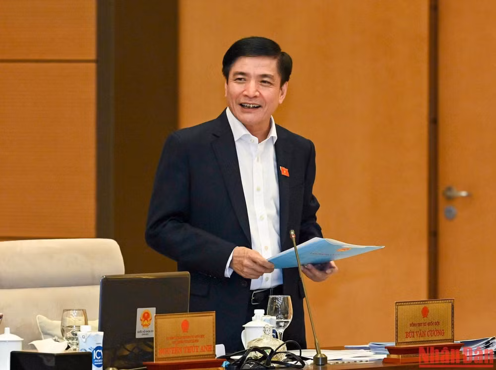 Tổng Thư ký Quốc hội, Chủ nhiệm Văn Phòng Quốc hội Bùi Văn Cường trình bày báo cáo về việc chuẩn bị Kỳ họp thứ 4, Quốc hội khóa XV.
