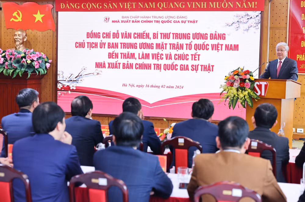 Đồng chí Đỗ Văn Chiến, Bí thư Trung ương Đảng, Chủ tịch Ủy ban Trung ương Mặt trận Tổ quốc Việt Nam thăm, làm việc và chúc Tết Nhà xuất bản Chính trị quốc gia Sự thật.