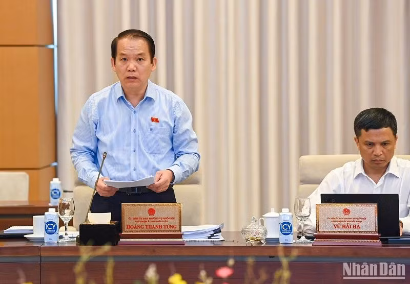 Chủ nhiệm Ủy ban Pháp luật Hoàng Thanh Tùng trình bày báo cáo về việc giải trình, tiếp thu, chỉnh lý dự thảo Luật Nhà ở (sửa đổi). (Ảnh: DUY LINH) Chủ nhiệm Ủy ban Pháp luật Hoàng Thanh Tùng trình bày báo cáo về việc giải trình, tiếp thu, chỉnh lý dự thảo Luật Nhà ở (sửa đổi). (Ảnh: DUY LINH)