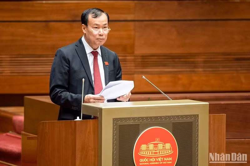 Chủ nhiệm Ủy ban Quốc phòng và An ninh của Quốc hội Lê Tấn Tới trình bày báo cáo thẩm tra về dự án Luật. (Ảnh: DUY LINH)