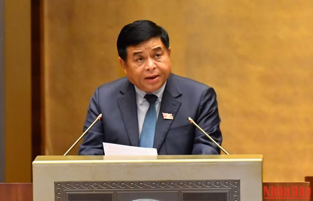 Bộ trưởng Kế hoạch và Đầu tư Nguyễn Chí Dũng trình bày Tờ trình về dự án Luật Hợp tác xã (sửa đổi). Ảnh: THỦY NGUYÊN