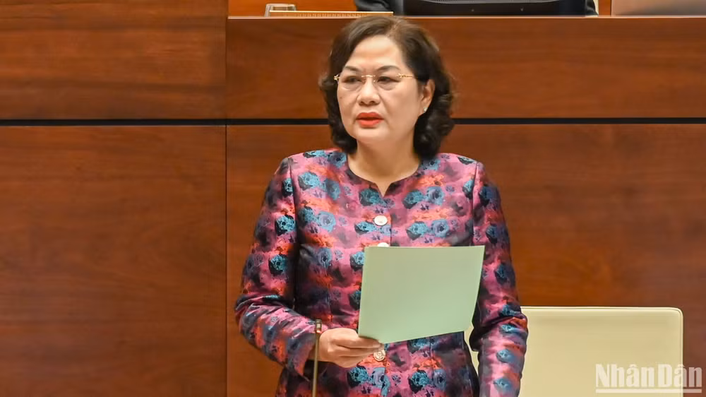 Thống đốc Ngân hàng Nhà nước Việt Nam Nguyễn Thị Hồng phát biểu giải trình, làm rõ một số vấn đề đại biểu Quốc hội nêu. (Ảnh: BÙI GIANG)