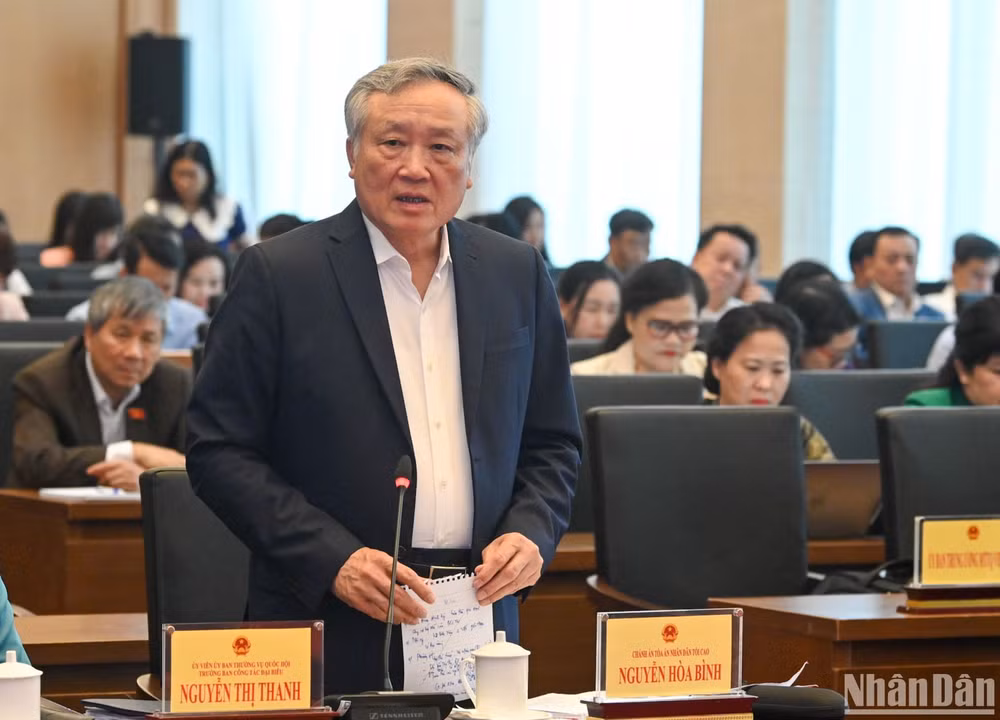 Chánh án Tòa án nhân dân tối cao Nguyễn Hòa Bình phát biểu ý kiến giải trình trong phiên thảo luận về dự án Luật Tổ chức tòa án nhân dân (sửa đổi). (Ảnh: DUY LINH)
