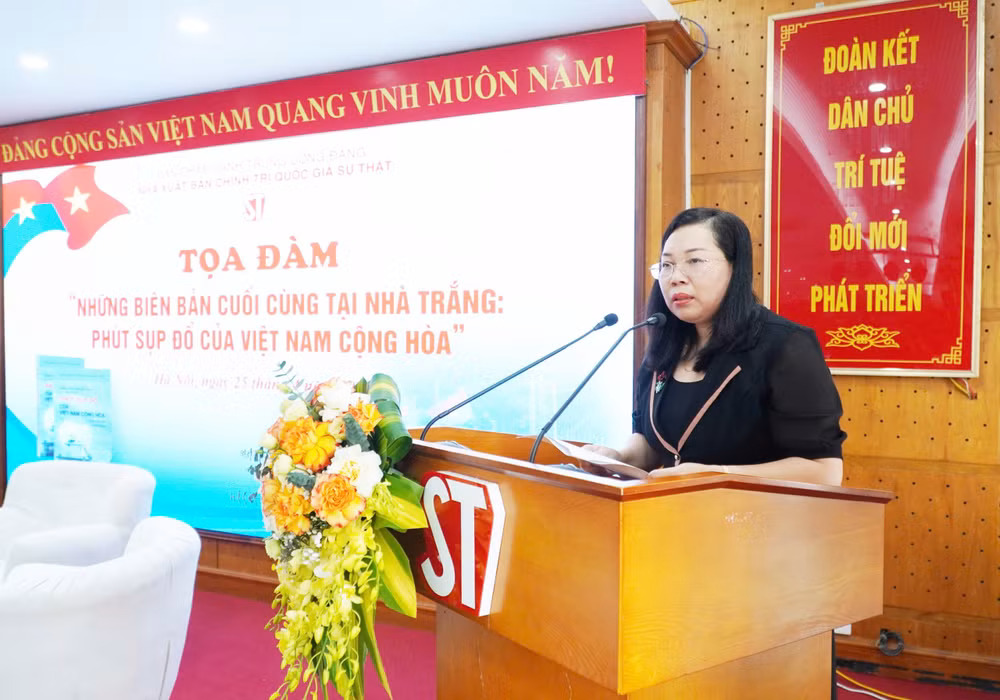 Phó Giám đốc - Phó Tổng Biên tập Nhà Xuất bản Chính trị quốc gia Sự thật Phạm Thị Thinh.