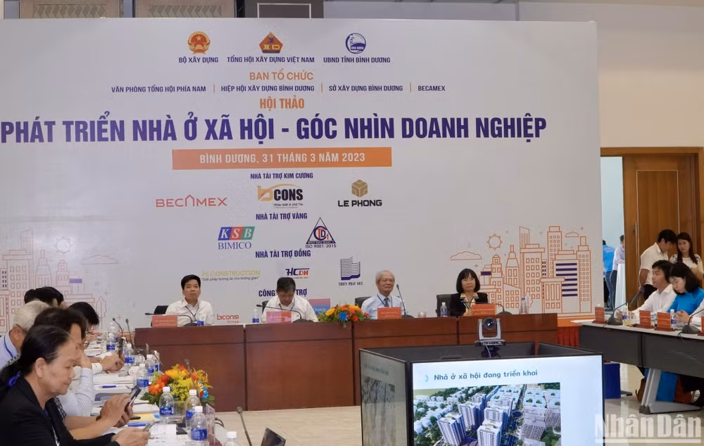 Các đại biểu chủ trì hội thảo.