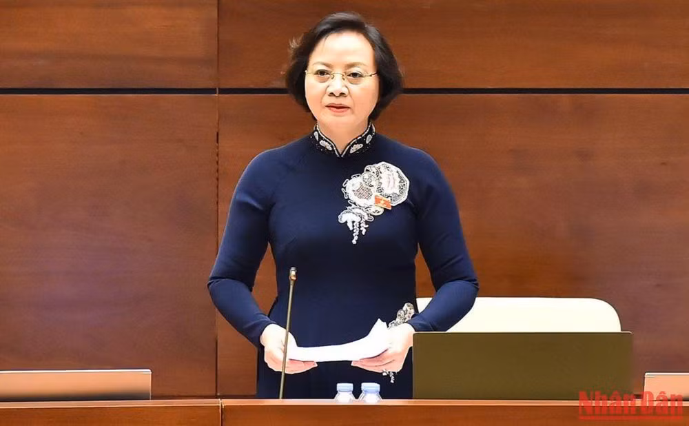 Bộ trưởng Nội vụ Phạm Thị Thanh Trà trả lời chất vấn của đại biểu Quốc hội trong phiên họp sáng 5/11. (Ảnh: THỦY NGUYÊN)