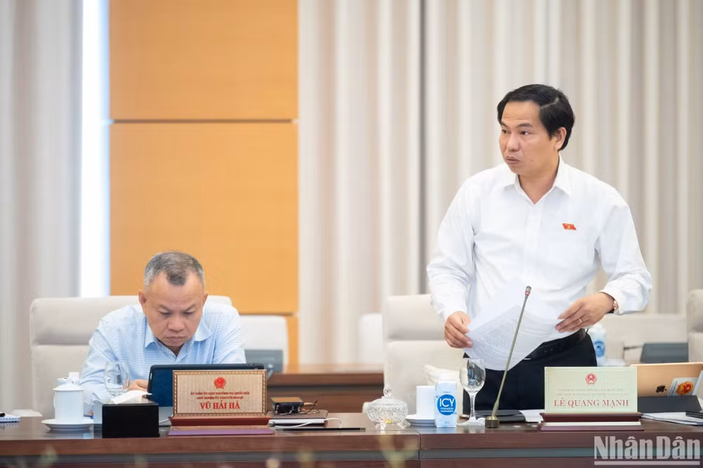 Chủ nhiệm Ủy ban Tài chính, Ngân sách Lê Quang Mạnh trình bày báo cáo thẩm tra tại phiên họp. (Ảnh: DUY LINH)