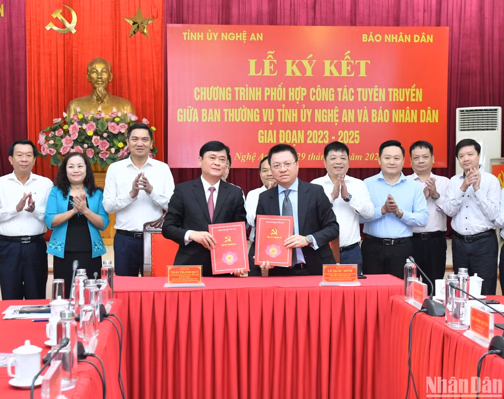 Tổng Biên tập Báo Nhân Dân Lê Quốc Minh và Bí thư Tỉnh ủy Nghệ An Thái Thanh Quý ký kết chương trình phối hợp công tác tuyên truyền giai đoạn 2023-2025. 