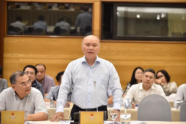 Chánh Văn phòng Bộ Nội vụ Vũ Đăng Minh trả lời câu hỏi của phóng viên tại họp báo.