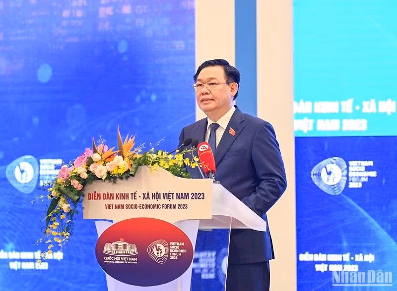Chủ tịch Quốc hội Vương Đình Huệ phát biểu khai mạc Diễn đàn. (Ảnh: DUY LINH)