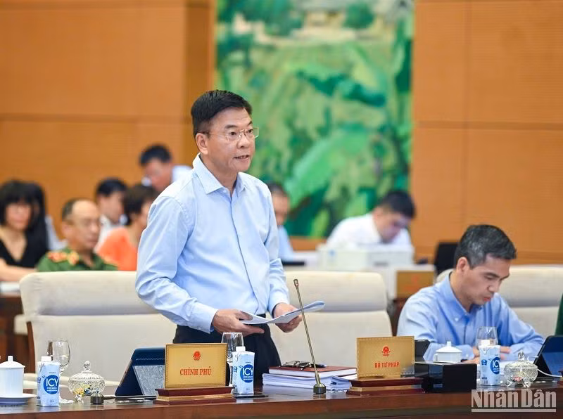 Bộ trưởng Tư pháp Lê Thành Long trình bày tờ trình về dự án Luật Thủ đô (sửa đổi). (Ảnh: DUY LINH)