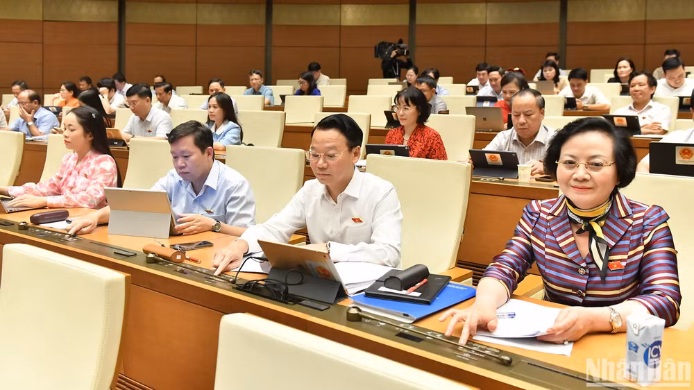 Các đại biểu Quốc hội biểu quyết thông qua Nghị quyết về phê chuẩn quyết toán ngân sách nhà nước năm 2022. (Ảnh: ĐĂNG KHOA)