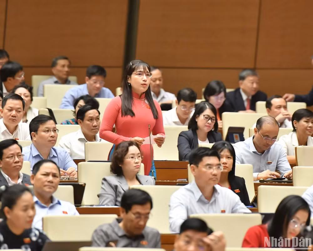 Đại biểu Châu Quỳnh Dao (đoàn Kiên Giang) đặt câu hỏi chất vấn Bộ trưởng Công thương. (Ảnh: ĐĂNG KHOA) Đại biểu Châu Quỳnh Dao (đoàn Kiên Giang) đặt câu hỏi chất vấn Bộ trưởng Công thương. (Ảnh: ĐĂNG KHOA)