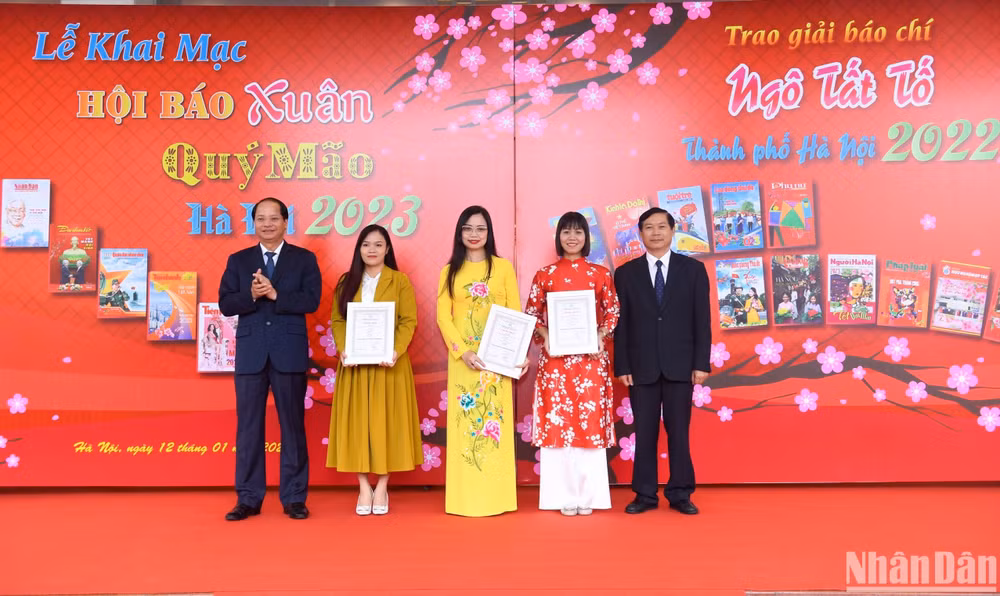Trao giải Nhất cho 3 tác giả đoạt Giải báo chí Ngô Tất Tố - Thành phố Hà Nội năm 2022. (Ảnh: THÀNH ĐẠT)