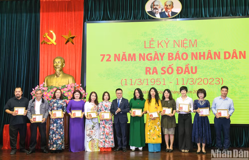 Tổng Biên tập Báo Nhân Dân Lê Quốc Minh trao Kỷ niệm chương "Vì sự nghiệp Báo Nhân Dân" tại Lễ kỷ niệm. (Ảnh: THÀNH ĐẠT) Tổng Biên tập Báo Nhân Dân Lê Quốc Minh trao Kỷ niệm chương "Vì sự nghiệp Báo Nhân Dân" tại Lễ kỷ niệm. (Ảnh: THÀNH ĐẠT)