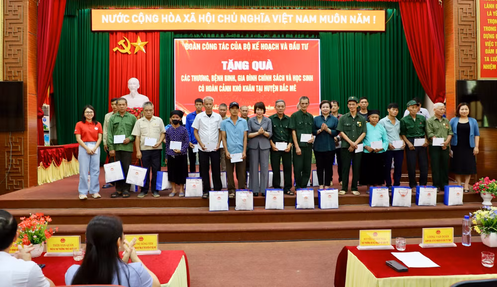 Thứ trưởng Kế hoạch và Đầu tư Nguyễn Thị Bích Ngọc tặng quà các thương binh, bệnh binh, gia đình chính sách tại huyện Bắc Mê, tỉnh Hà Giang. Thứ trưởng Kế hoạch và Đầu tư Nguyễn Thị Bích Ngọc tặng quà các thương binh, bệnh binh, gia đình chính sách tại huyện Bắc Mê, tỉnh Hà Giang.