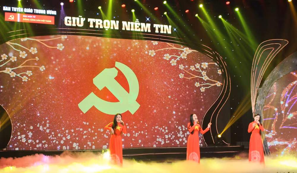 Ca khúc "Đảng đã cho ta một mùa xuân" do nhóm nữ Thiên Thanh biểu diễn.