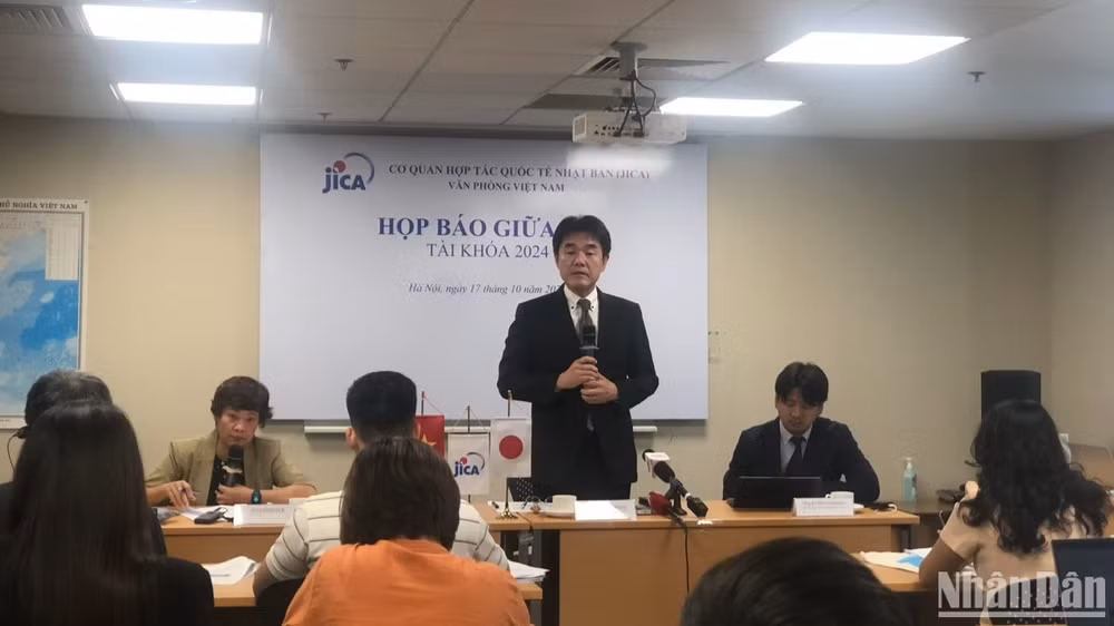 Ông Sugano Yuichi, Trưởng Đại diện JICA tại Việt Nam, chia sẻ tại họp báo. 